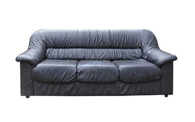 immagine di un divano nero in pelle tre posti