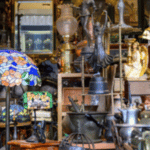 immagine con moltissimi oggetti di antiquariato in primo piano una brocca e una lampada molto colorata